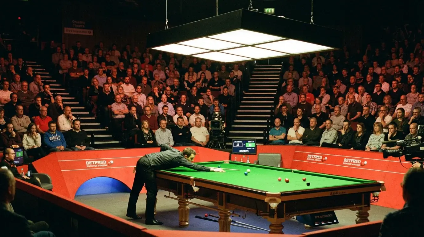 Snooker-Spieler am Tisch im Crucible Theatre während eines Live-Matches
